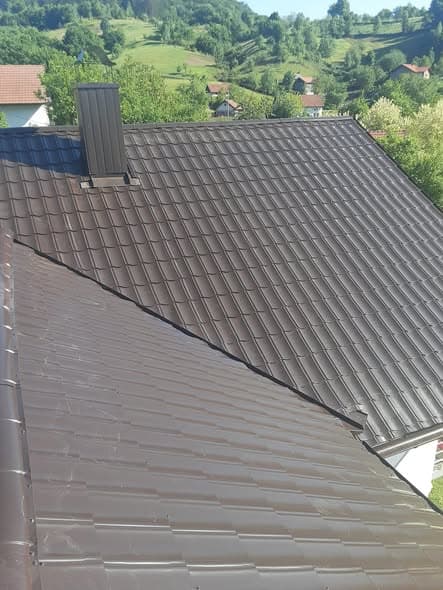 Porodična kuća pokrivena crnim profilisanim limom
